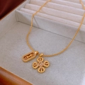 Detail van gouden bloem slot ketting met vajra hangers en zirkonia inlegwerk - Gouden Kruis Vajra Religieuze Stijl