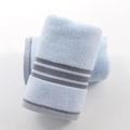 Asciugamano in cotone celeste con strisce decorative grigio-bianche e texture morbida - Asciugamano Blu Morbido