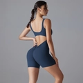 Détail de la barboteuse de yoga avec effet push-up fessier et dos croisé ouvert - Bleu marine