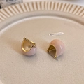Detail van nude roze emaille bonen oorbellen met gouden plating op een beige bordje - Licht kaki (Echt verguld)