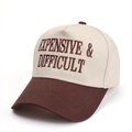 Dettaglio del ricamo 3D su cappello trucker bicolore in tela con cuciture a contrasto - Regolabile / caffè