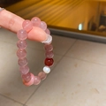 Dettaglio del bracciale con quarzo fragola rosa e perla d'acqua dolce sul polso - Agata Naturale Quarzo Fragola Perla d'Acqua Dolce