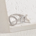 Silberner offener Ring mit Zirkonia und Perlen auf einem strukturierten weißen Stein - Asymmetrischer Ring Perle Zirkon / Silber