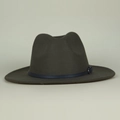 Détail d'un chapeau en feutre olive foncé avec une ceinture en cuir bleu et boucle argent - Vert