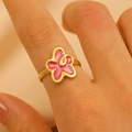 Bague vintage en acier doré avec motif floral en émail rose et détail de spirale - Style Fleur en Émail Rose (WG0-0953)