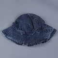 Détail d'un chapeau bob en denim bleu foncé avec trois nœuds doux et bord à volants - M (56-58cm) / Bleu foncé