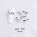 Vue macro de bijoux d'ongles en cristal 5x9mm avec base en métal argenté sur fond blanc - Mini Nœud Blanc Argenté (8052) / 5*9mm