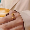 Detail van een minimalistische 18k goud vergulde open ring met kralen op een hand met koffie - US 6 / Goud