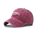 Détail macro de la broderie Los Angeles sur la casquette en coton bordeaux délavé - Bordeaux