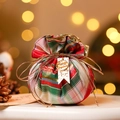 Sacchetto regalo di Natale con coulisse con motivo scozzese rosso e verde e targhette dorate - Stile Fagottino / Quadri Crema e Rosso