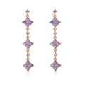 Dettaglio di orecchini pendenti placcati oro 18K con zircone viola e nappe a trifoglio - Viola