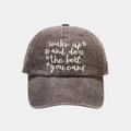 Detailansicht der Vintage-Basecap aus gewaschenem Denim mit weißer Buchstabenbestickung - Verstellbar / Braun
