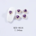 Détail de bijoux d'ongles en forme de cœur avec strass violets et bordure perles - 1 Pièce / Violet Moyen (8616)