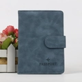 Funda de pasaporte azul grisáceo con cierre de hebilla y logotipo de avión - Azul