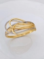 Detail eines 18K vergoldeten Hohlarmbands mit überkreuzten Reihen aus weißen Zirkonia - Bangle