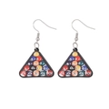 Vue détaillée des boucles d'oreilles triangle de billard avec mini boules numérotées colorées - Support Triangle de Billard