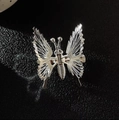 Elegante fermaglio per capelli a farfalla argento con ali in metallo su texture nera - Stile Farfalla Cava (F0002) / Argento