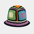 Detail eines bunten Häkel-Fischerhuts im Granny-Square-Stil mit grober Strickstruktur auf Weiß - Einheitsgröße / Mehrfarbiger Stil 2 (2#色)
