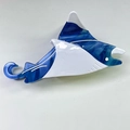 Detail der blau-weißen Acetat-Haarklammer in Manta-Form mit glänzender Marmor-Textur - 2# Blauweiß