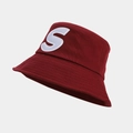 Dettaglio del cappello alla pescatora bordeaux con ricamo della lettera S bianca e tesa - M (56-58cm) / Borgogna
