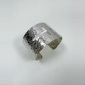Detail van gehamerde zilveren manchetarmband met getextureerd hol kruisontwerp - Zilver Kruis Hol (HB4312)