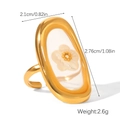 Détail d'une bague dorée réglable avec fleur blanche sous dôme ovale en résine - Grand Style de Face Blanche Ovale (HC-R30437)