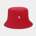 Dettaglio cappello alla pescatora in tela rossa con ricamo lettera N bianca e occhielli - Rosso