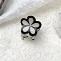 Pince à cheveux fleur en acétate noir et blanc avec un centre scintillant en strass - Blanc Cassé