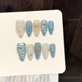 Set unghie finte artigianali con sfumatura blu bianca e fiocchi dorati 3D - XS / Sfumato Blu Bianco (1423-Mandorla Media)