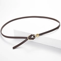 Fine ceinture élégante en cuir marron foncé avec boucle ronde en métal doré pour femme - café