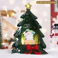 Leuchtende Weihnachtsbaum-Deko aus Harz mit Weihnachtsmann und warmem LED-Licht - Weihnachtsmann mit Geschenkbox