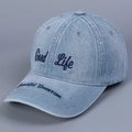 Detail der Stickerei 'Good Life' und 'Beautiful Tomorrow' auf der gewaschenen blauen Jeanscap - M (56-58cm) / Hellblau