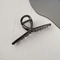 Pinza grande de metal para el pelo en color negro cañón oscuro con diseño trenzado - Cruzado / Color gunmetal