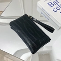 Elegante pochette nera con goffratura coccodrillo, zip dorata e design minimalista - Nero