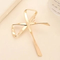 Eleganter Haarklammer aus goldfarbenem Metall mit gedrehtem Schleifendesign für Damen - Gold