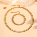 Dettaglio del set catena a serpente piatta dorata in acciaio inox con marchio S.STEEL - Set Oro (N613-N713)