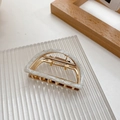 Hollow D-shaped hair claw clip in white marble acetate finish with gold metal frame - Ocean Wave White