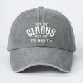 Detail der grauen gewaschenen Baseballkappe mit Not My Circus Not My Monkeys Aufdruck - Einheitsgröße / Grau