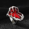 Zilveren open ring met onregelmatig rood emaille ontwerp op zwarte getextureerde achtergrond - Verstelbaar Open / Rood Antiek Zilver