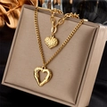 Élégant collier à double pendentif en forme de cœur doré exposé sur un support à bijoux - N1506-Double Cœur Superposé