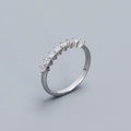 Nahaufnahme glitzernder Zirkon-Steine auf einer minimalistischen Ringschiene aus 925 Silber - US 6 / Weißgold
