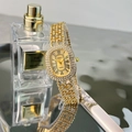 Dettaglio dell'orologio da donna dorato con bracciale a catena con diamanti su superficie - Oro