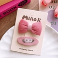 Nahaufnahme der rosa Schleife aus Stoff und bestickte Haarspange auf einer Displaykarte - Schleife Und Bestickte Blume Stil