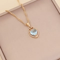 Collar de corazón dorado con cristal azul claro y detalle de corona en joyero - Azul Claro (1#)