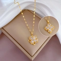 Détail du pendentif fleur rotative en or avec zircon sur collier en acier au titane - Style de Trèfle à Fleur Rotative Dorée (J208)