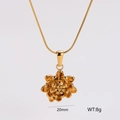 Detail van de 20 mm gouden bloemenhanger aan een roestvrijstalen ketting van 8 g - Gouden Bloemenhanger Stijl (AML01138)