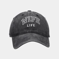Détail de la broderie WIFE LIFE sur une casquette de baseball vintage gris foncé délavé - Réglable / Noir
