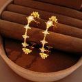 Dettaglio di orecchini a cerchio vintage placcati oro con perle bianche e zirconi - Perno d'Argento - Oro - Perla