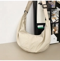 Vue détaillée du sac croissant en nylon crème avec large bandoulière réglable - Blanc Cassé