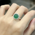 Dettaglio dell'anello tondo in calcedonio verde con alone di cristallo su argento - Anello Aperto Regolabile in Calcedonio Verde